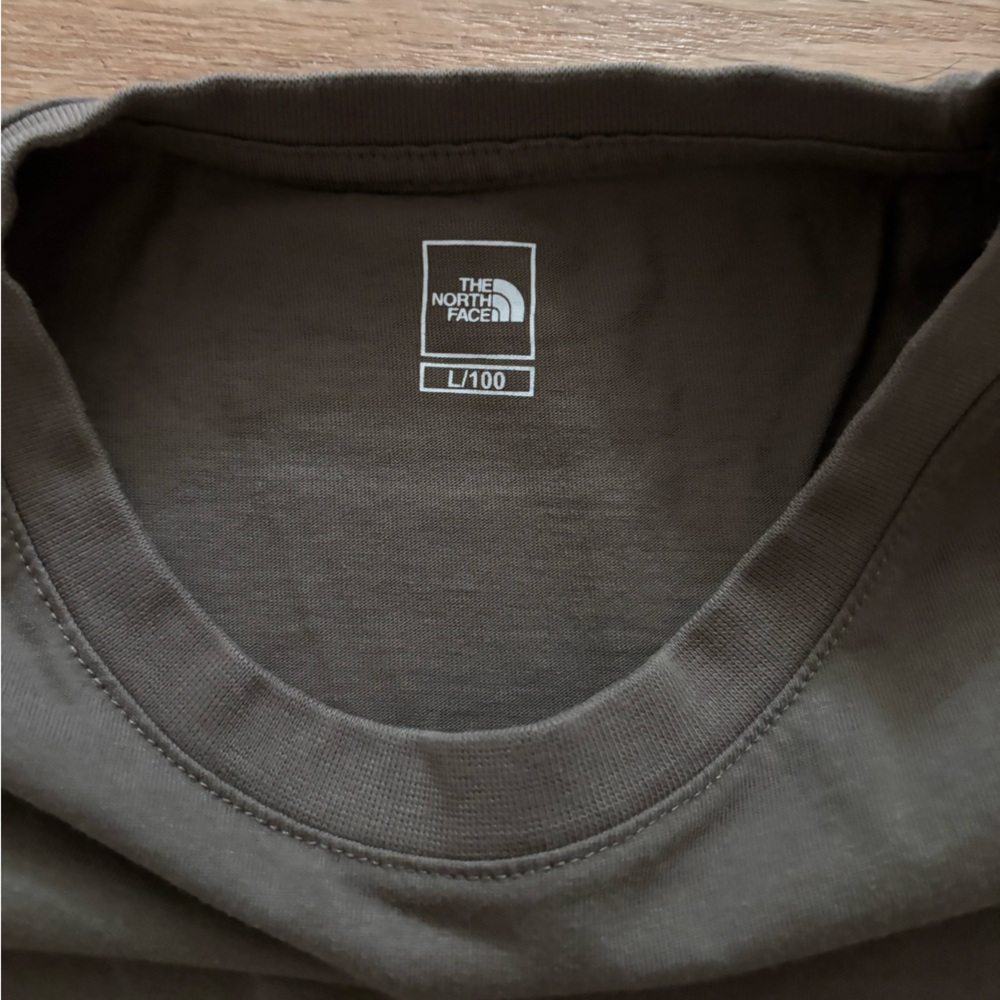 The north face tshirt - Picture 3 of 3